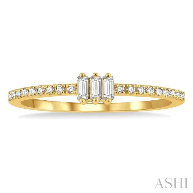 1/5 Ctw Baguette and Round Cut Diamond Petite Fashion Ring in 10K Yellow Gold