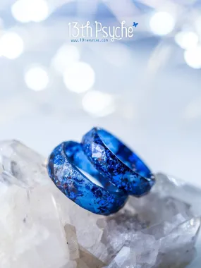 Blue and metallic blue flakes faceted resin ring