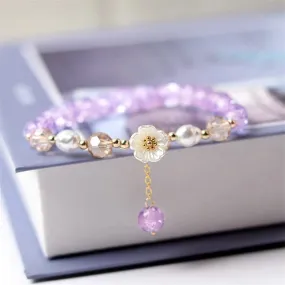 Bracelet ajustable avec fleur blanche et perles de cristal mauves, vertes ou blanches (5 coloris)