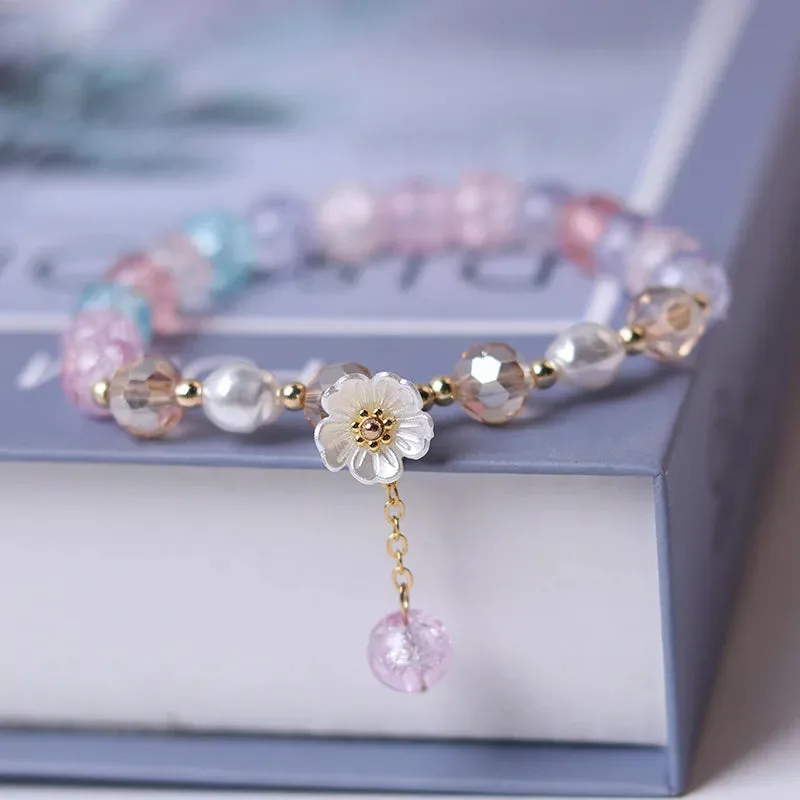 Bracelet ajustable avec fleur blanche et perles de cristal mauves, vertes ou blanches (5 coloris)