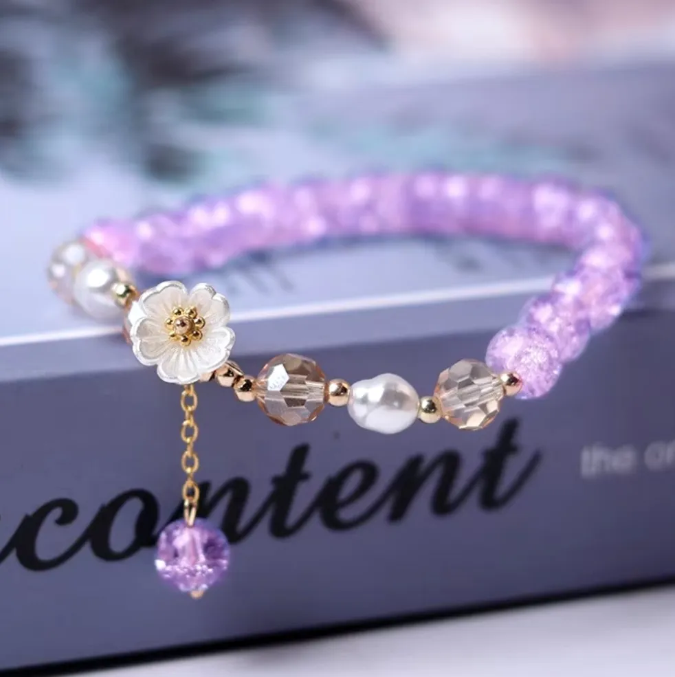 Bracelet ajustable avec fleur blanche et perles de cristal mauves, vertes ou blanches (5 coloris)