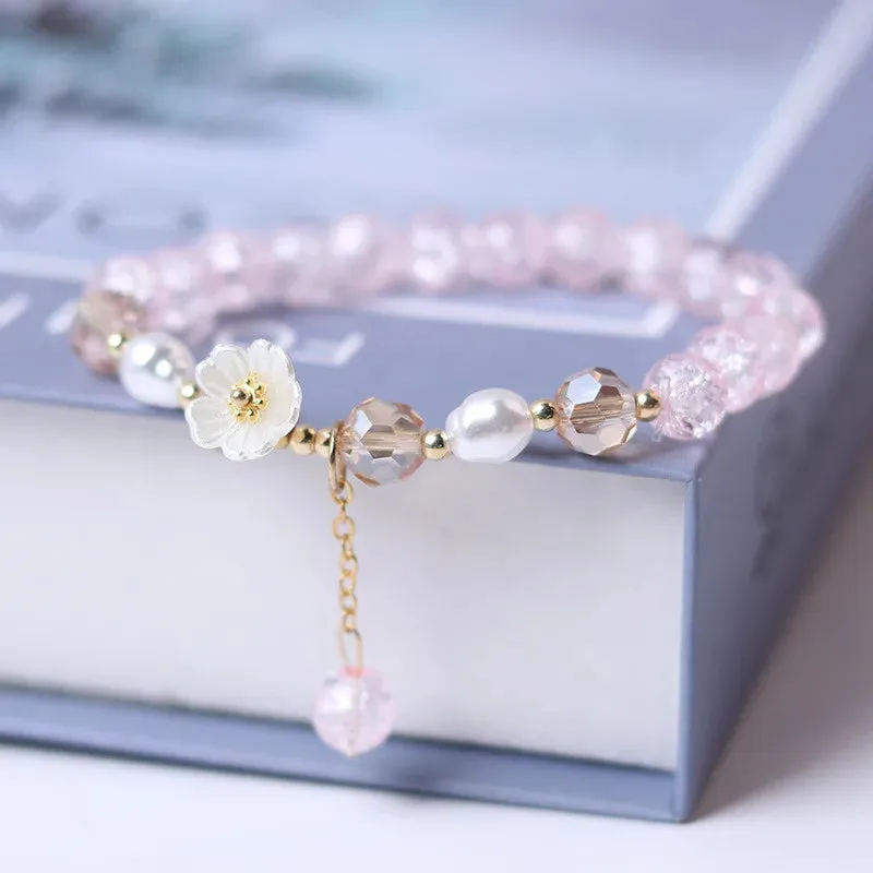 Bracelet ajustable avec fleur blanche et perles de cristal mauves, vertes ou blanches (5 coloris)