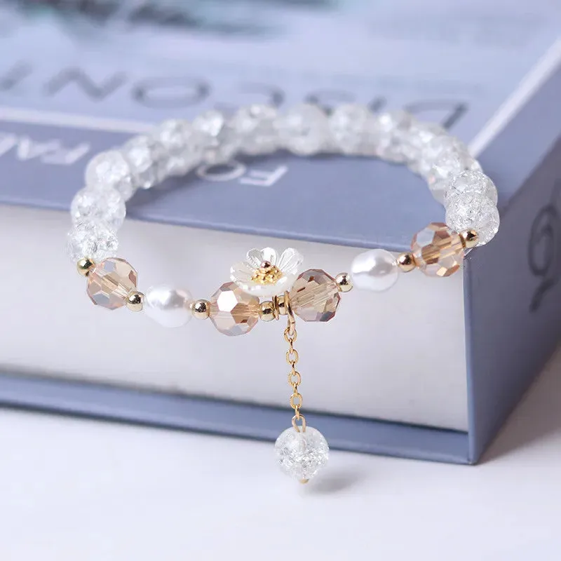 Bracelet ajustable avec fleur blanche et perles de cristal mauves, vertes ou blanches (5 coloris)