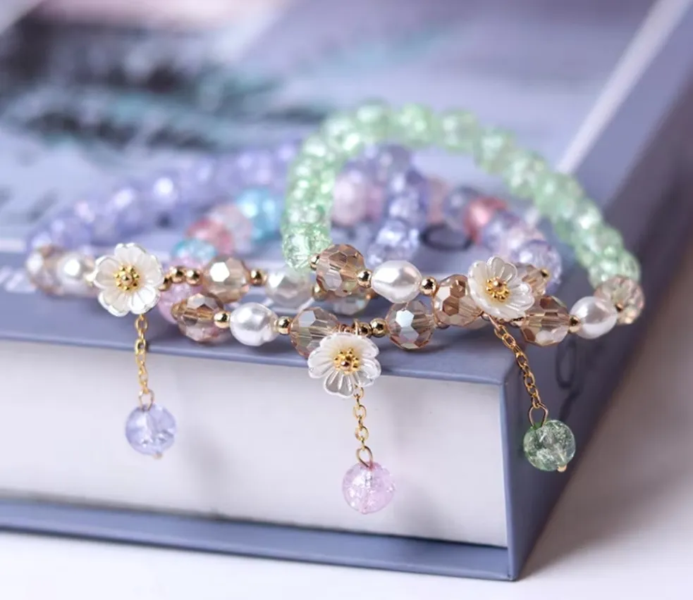 Bracelet ajustable avec fleur blanche et perles de cristal mauves, vertes ou blanches (5 coloris)