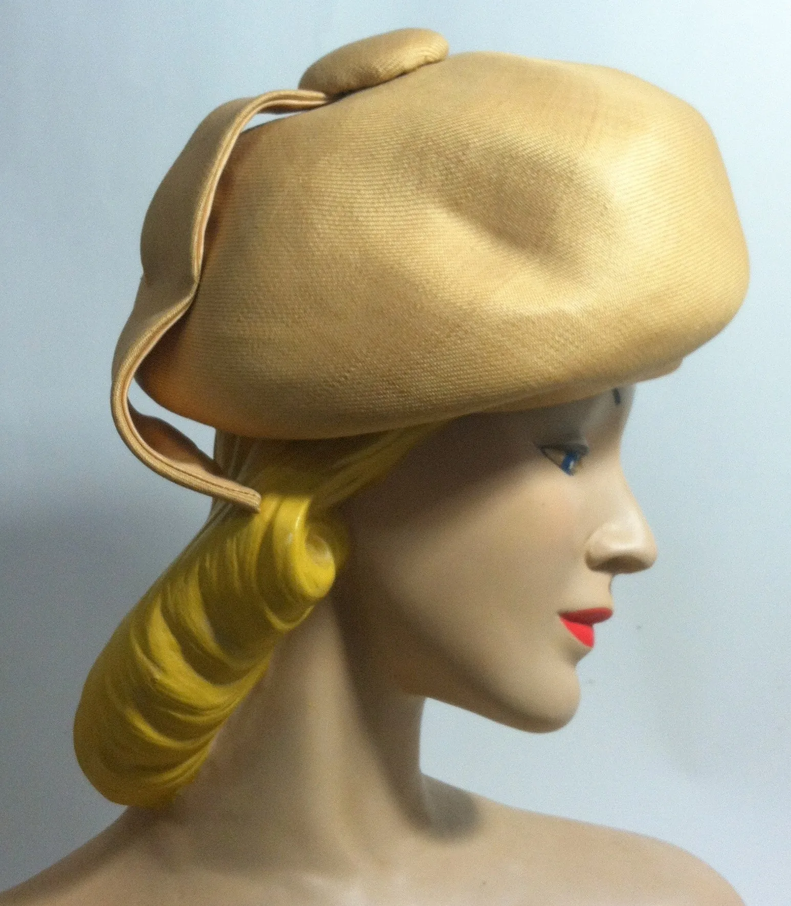 Sculpted Natural Sisal Mod Bubble Hat with Wrapped Petal circa 1960s