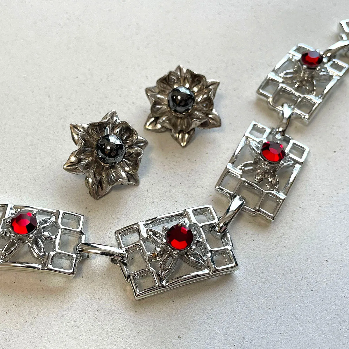 【USA輸入】 ヴィンテージ オープンワーク レッドビジュー ブレスレット/Vintage Openwork Red Bijou Filigree Bracelet